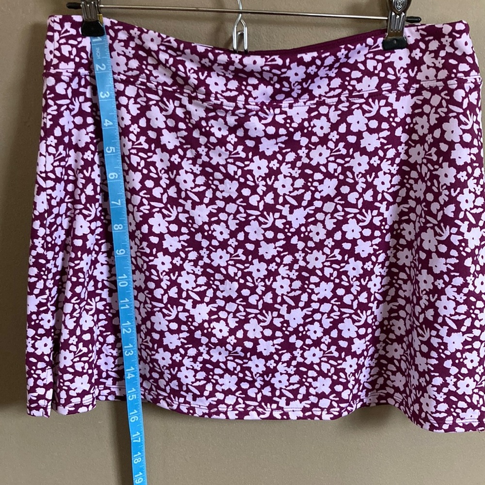 Sport skort plum colored with white flowers